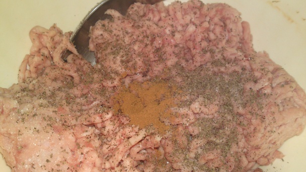 Korenené mäsové guličky v paradajkovo-paprikovej omáčke s jogurtovo-mätovým dipom (fotorecept) - obrázok 1