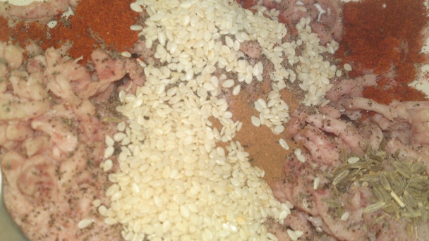 Korenené mäsové guličky v paradajkovo-paprikovej omáčke s jogurtovo-mätovým dipom (fotorecept) - obrázok 3