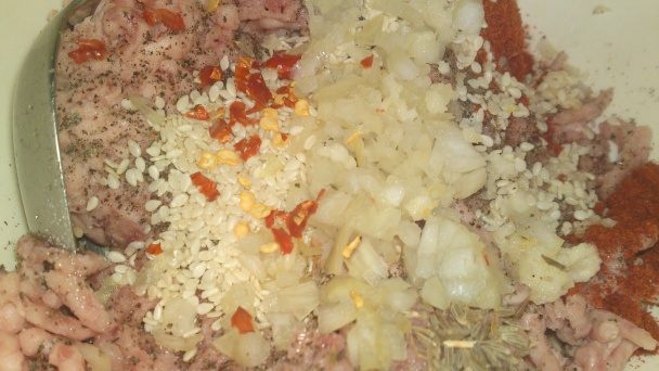 Korenené mäsové guličky v paradajkovo-paprikovej omáčke s jogurtovo-mätovým dipom (fotorecept) - obrázok 4