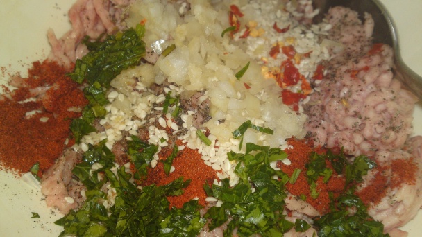 Korenené mäsové guličky v paradajkovo-paprikovej omáčke s jogurtovo-mätovým dipom (fotorecept) - obrázok 6