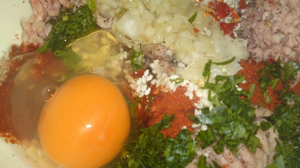 Korenené mäsové guličky v paradajkovo-paprikovej omáčke s jogurtovo-mätovým dipom (fotorecept) - obrázok 8