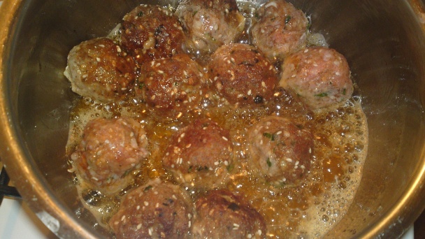Korenené mäsové guličky v paradajkovo-paprikovej omáčke s jogurtovo-mätovým dipom (fotorecept) - obrázok 14
