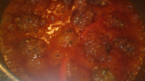 Korenené mäsové guličky v paradajkovo-paprikovej omáčke s jogurtovo-mätovým dipom (fotorecept) - obrázok 16