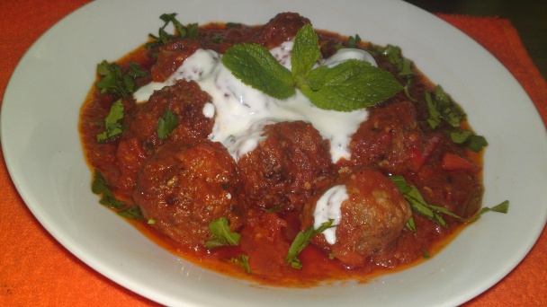 Korenené mäsové guličky v paradajkovo-paprikovej omáčke s jogurtovo-mätovým dipom (fotorecept) - obrázok 18
