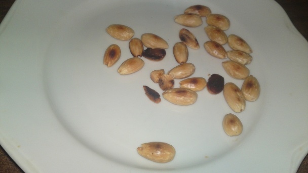 Chrumkavý jarný šalát s medvedím cesnakom, s opraženými mandľami a so syrom (fotorecept) - obrázok 2