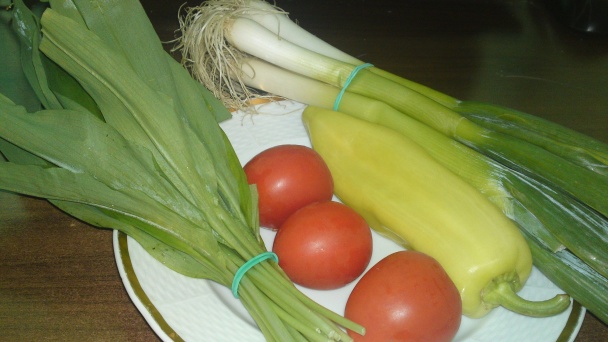 Chrumkavý jarný šalát s medvedím cesnakom, s opraženými mandľami a so syrom (fotorecept) - obrázok 3