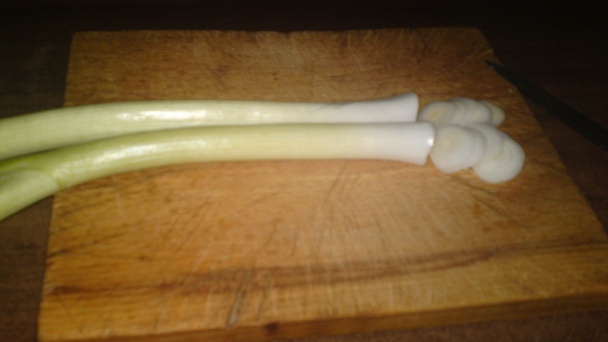 Chrumkavý jarný šalát s medvedím cesnakom, s opraženými mandľami a so syrom (fotorecept) - obrázok 4