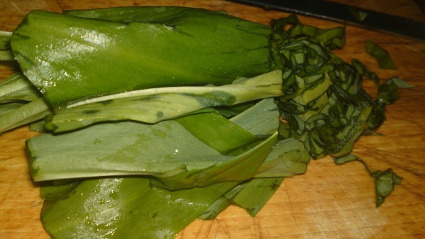 Chrumkavý jarný šalát s medvedím cesnakom, s opraženými mandľami a so syrom (fotorecept) - obrázok 5