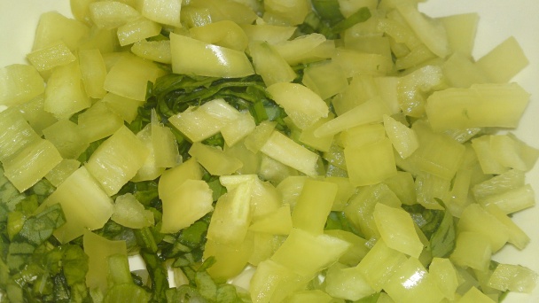 Chrumkavý jarný šalát s medvedím cesnakom, s opraženými mandľami a so syrom (fotorecept) - obrázok 10