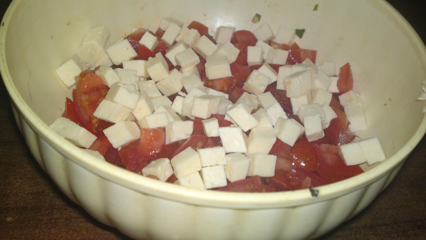 Chrumkavý jarný šalát s medvedím cesnakom, s opraženými mandľami a so syrom (fotorecept) - obrázok 12