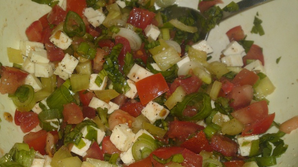 Chrumkavý jarný šalát s medvedím cesnakom, s opraženými mandľami a so syrom (fotorecept) - obrázok 14