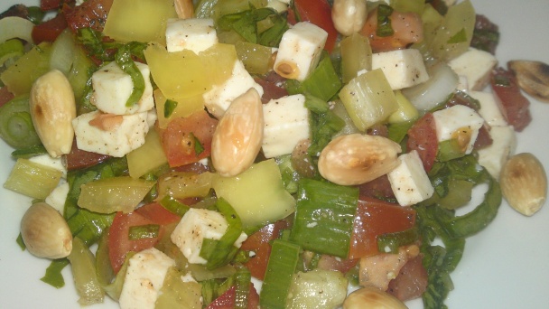 Chrumkavý jarný šalát s medvedím cesnakom, s opraženými mandľami a so syrom (fotorecept) - obrázok 15