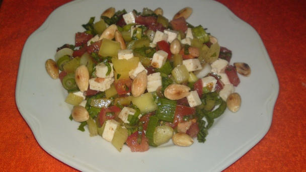 Chrumkavý jarný šalát s medvedím cesnakom, s opraženými mandľami a so syrom (fotorecept) - obrázok 16