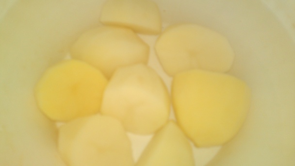 Nové zemiaky s pažítkou ako jarná príloha (fotorecept) - obrázok 1