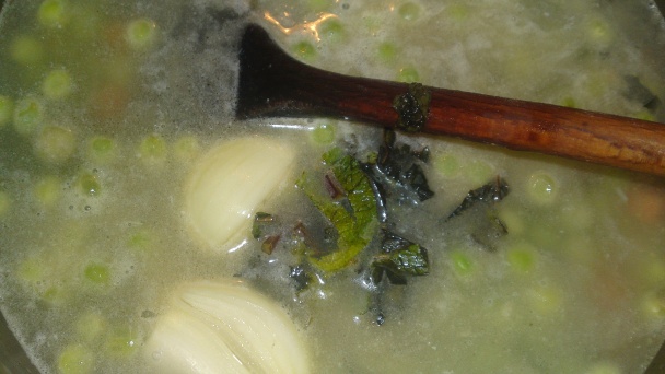 Jarná krémová polievka z cukrového hrášku s čerstvou mätou (fotorecept) - obrázok 10