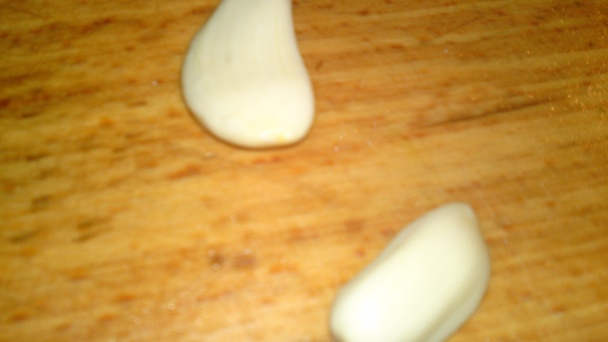 Jednoduchá hrachová kaša s údenými rebrami a s vysmaženými cibuľovými kolieskami (fotorecept) - obrázok 3
