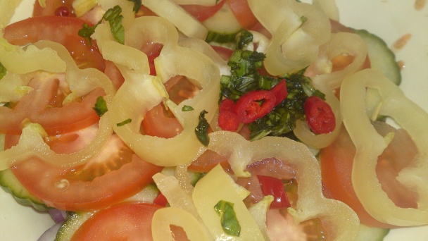 Grécky šalát na pikantný spôsob (fotorecept) - obrázok 6