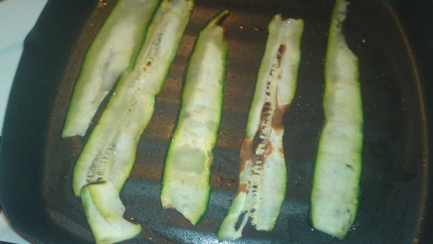 Cuketové predjedlo s tvarohovo, syrovo-jogurtovým krémom s orechmi, cesnakom a bazalkou (fotorecept) - obrázok 6