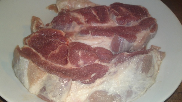 Krkovička pečená na jablkách, kyslej kapuste a cibuli (fotorecept) - obrázok 2