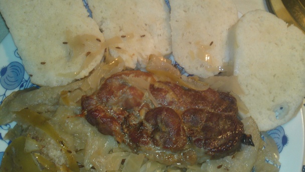 Krkovička pečená na jablkách, kyslej kapuste a cibuli (fotorecept) - obrázok 13