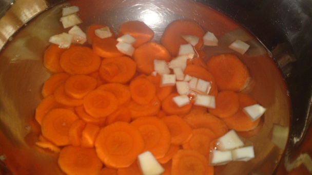 Hovädzie líčka na červenom víne, koreňovej zelenine a suchohríboch (fotorecept) - obrázok 2