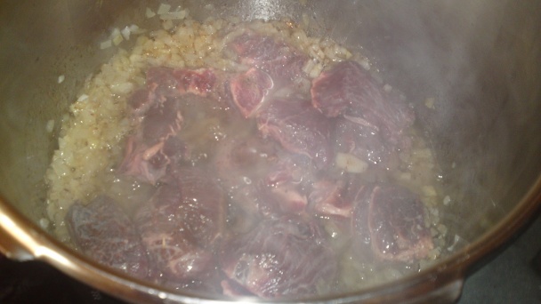 Hovädzie líčka na červenom víne, koreňovej zelenine a suchohríboch (fotorecept) - obrázok 8