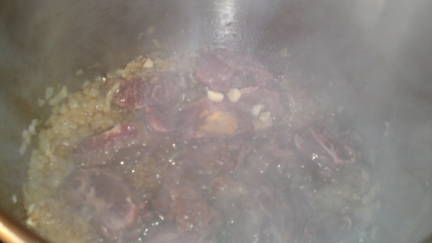 Hovädzie líčka na červenom víne, koreňovej zelenine a suchohríboch (fotorecept) - obrázok 9