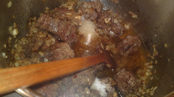 Hovädzie líčka na červenom víne, koreňovej zelenine a suchohríboch (fotorecept) - obrázok 10