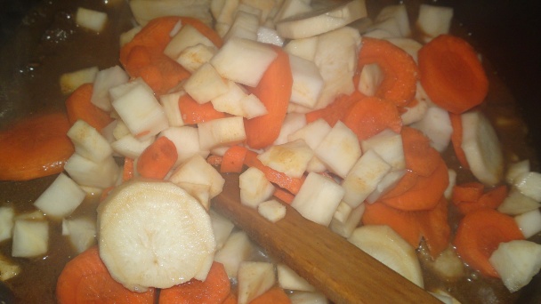 Hovädzie líčka na červenom víne, koreňovej zelenine a suchohríboch (fotorecept) - obrázok 14