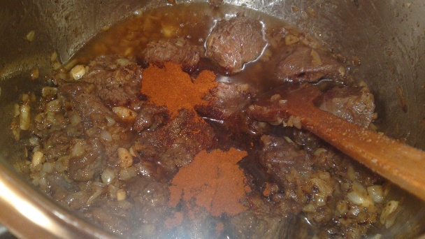 Hovädzie líčka na červenom víne, koreňovej zelenine a suchohríboch (fotorecept) - obrázok 11