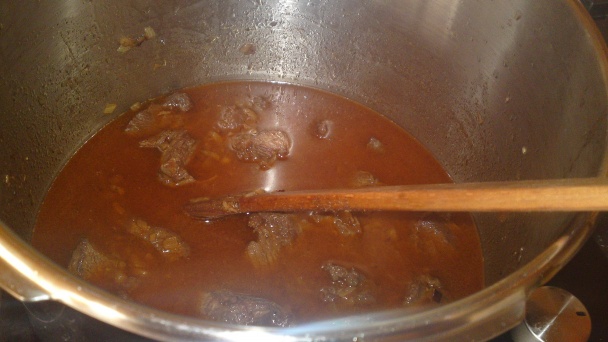 Hovädzie líčka na červenom víne, koreňovej zelenine a suchohríboch (fotorecept) - obrázok 12