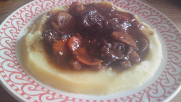 Hovädzie líčka na červenom víne, koreňovej zelenine a suchohríboch (fotorecept) - obrázok 18