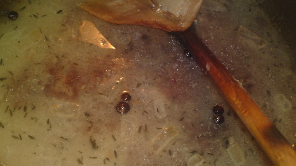 Jelenie stehno na červenom víne s čučoriedkovým lekvárom a s dubákmi (fotorecept) - obrázok 15