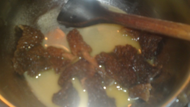 Slepačie stehná v krémovej omáčke so smrčkami (fotorecept) - obrázok 7