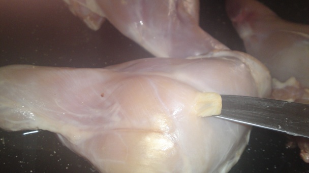 Pečené králičie stehná na tymiane špikované údenou slaninou a cesnakom (fotorecept) - obrázok 5