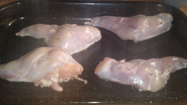 Pečené králičie stehná na tymiane špikované údenou slaninou a cesnakom (fotorecept) - obrázok 6