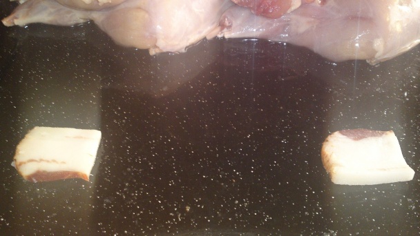 Pečené králičie stehná na tymiane špikované údenou slaninou a cesnakom (fotorecept) - obrázok 8