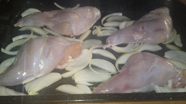 Pečené králičie stehná na tymiane špikované údenou slaninou a cesnakom (fotorecept) - obrázok 9