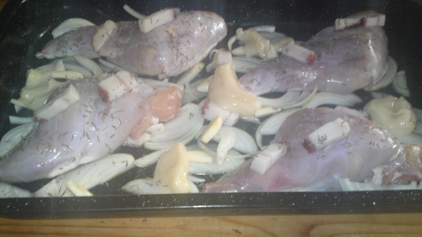 Pečené králičie stehná na tymiane špikované údenou slaninou a cesnakom (fotorecept) - obrázok 11