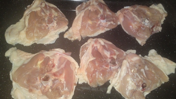 Pečené horné kuracie stehná špikované cesnakom s rascou (fotorecept) - obrázok 1