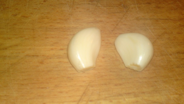 Pečené horné kuracie stehná špikované cesnakom s rascou (fotorecept) - obrázok 2