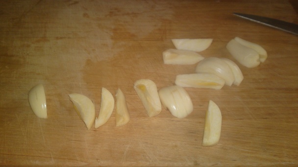 Pečené horné kuracie stehná špikované cesnakom s rascou (fotorecept) - obrázok 3