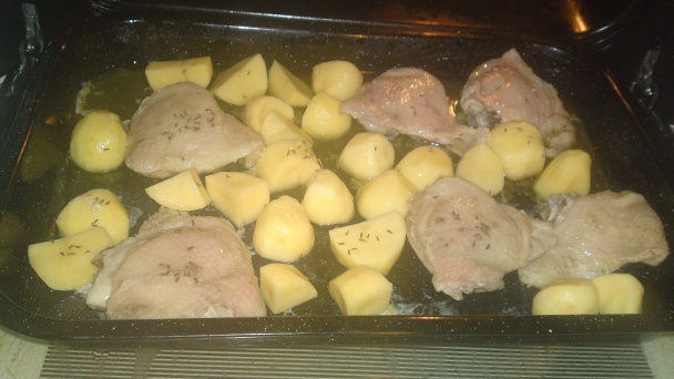 Pečené horné kuracie stehná špikované cesnakom s rascou (fotorecept) - obrázok 5