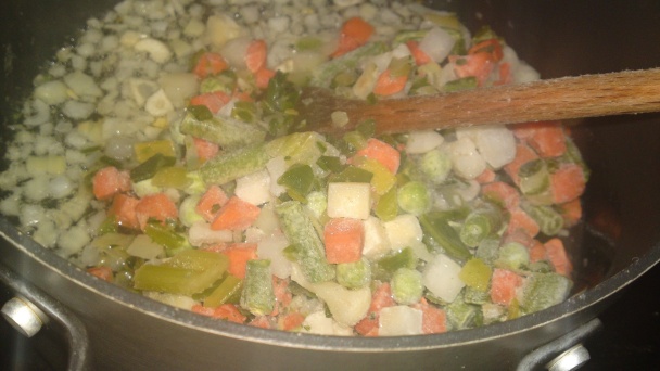 Zasmažená polievka z miešanej mrazenej zeleniny s krupicovými haluškami (fotorecept) - obrázok 4