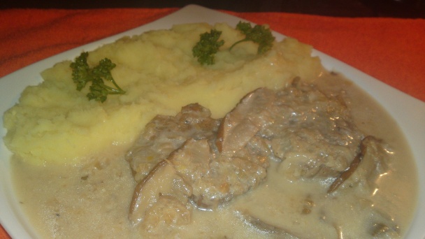Bravčové medailónky z bravčového stehna na údenej slaninke, cesnaku dubákoch a šľahačke (fotorecept) - obrázok 12