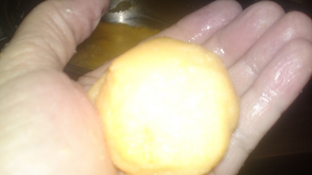 Sedmohradské kukuričné guľky plnené bryndzou s kyslou smotanou a s údenou slaninkou (fotorecept) - obrázok 7