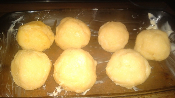 Sedmohradské kukuričné guľky plnené bryndzou s kyslou smotanou a s údenou slaninkou (fotorecept) - obrázok 8