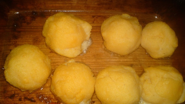 Sedmohradské kukuričné guľky plnené bryndzou s kyslou smotanou a s údenou slaninkou (fotorecept) - obrázok 9