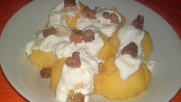 Sedmohradské kukuričné guľky plnené bryndzou s kyslou smotanou a s údenou slaninkou (fotorecept) - obrázok 10