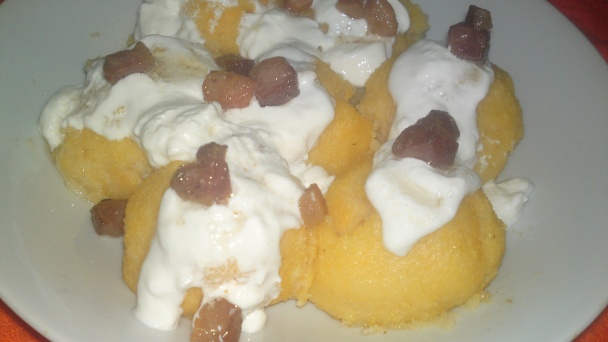 Sedmohradské kukuričné guľky plnené bryndzou s kyslou smotanou a s údenou slaninkou (fotorecept) - obrázok 11